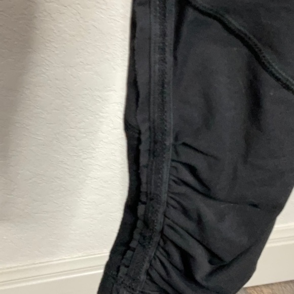 368- LuluLemon EUC Black Leggings size 4, Measuring Inseam 22”Rise 7”Waist 26” - Picture 4 of 6